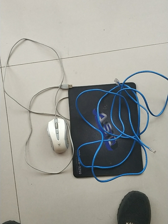 搬家了，不用了，鼠标一个，鼠标垫一张，三米...