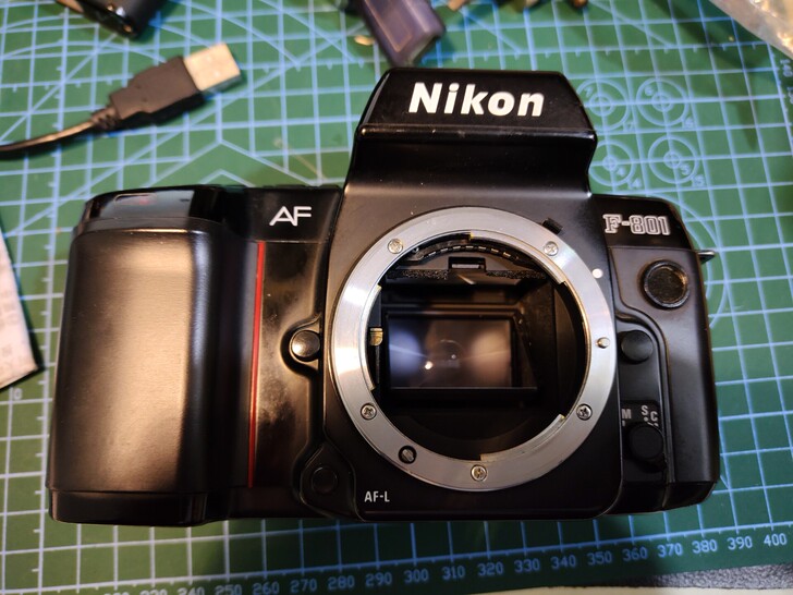 尼康f801胶片单反，开机正常，快门好听。...