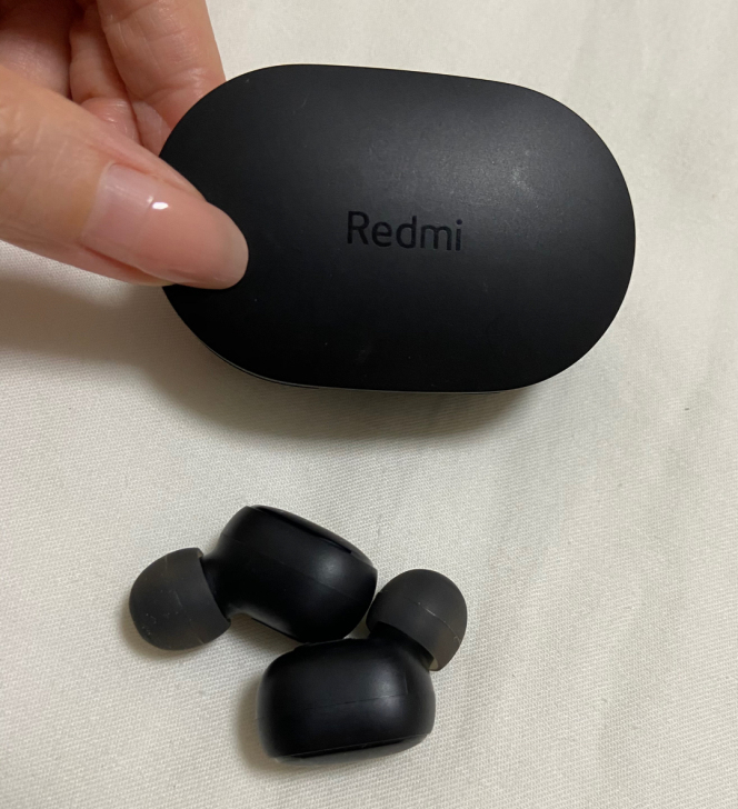 红米蓝牙耳机如图，没用过几次，不包邮。