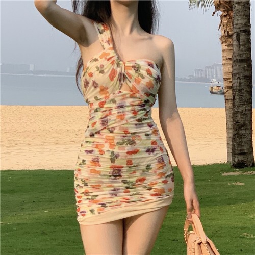 2021新款法式复古性感斜肩连衣裙小性感抹...