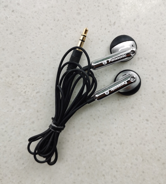 松下耳机，线软，耳机一边正常一边响，按配件...