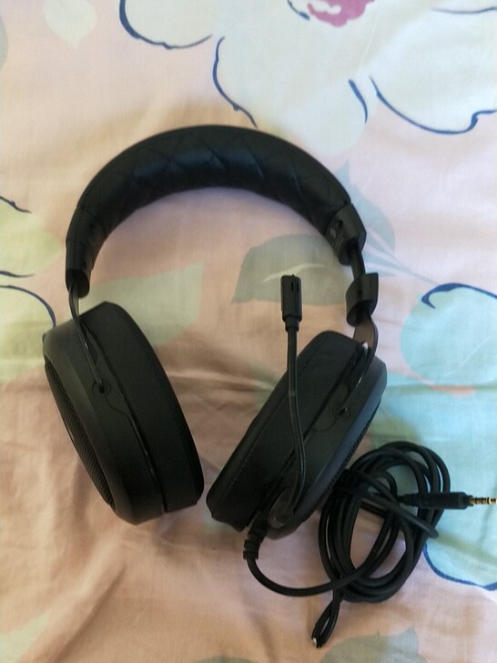 海盗船耳机，当配件出图中线折了。品相如图实...