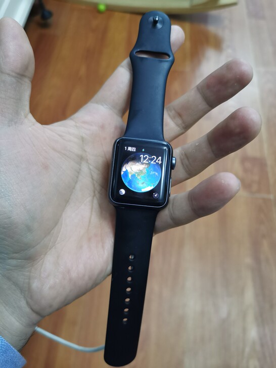 老物件了，16年的WATCH1，质量杠杠的...