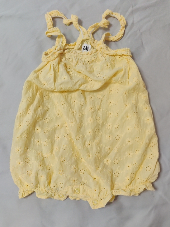 HM柠檬黄色小吊带连体裤,80码,10块不...