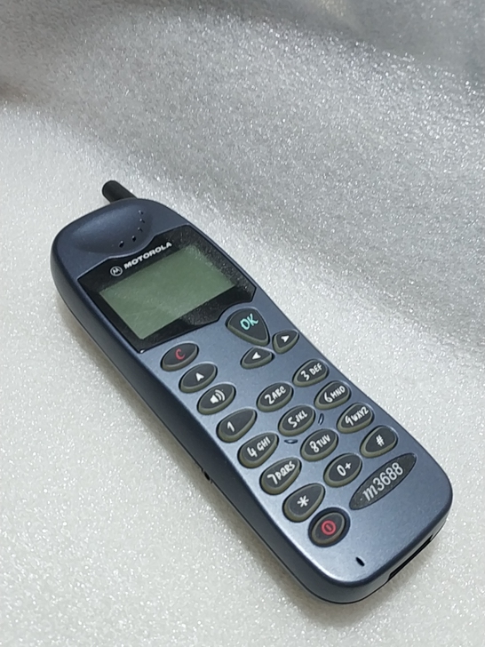 收藏怀旧老摩托罗拉手机m3688