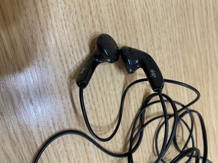 爱国者耳机 9.5成新自用。2.5插口