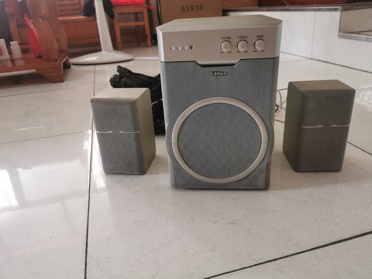 老电脑的音响,贱卖了,毕竟是老古董了,见钱...