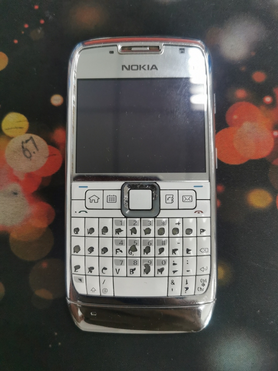 诺基亚 E71正常使用,未维修过,成色还行...