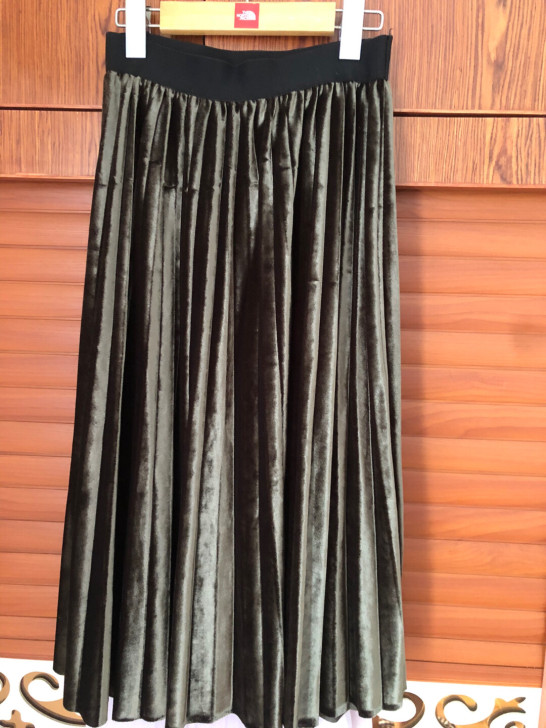 买了之后只穿过两三次，裙子是偏丝绒很有光泽...