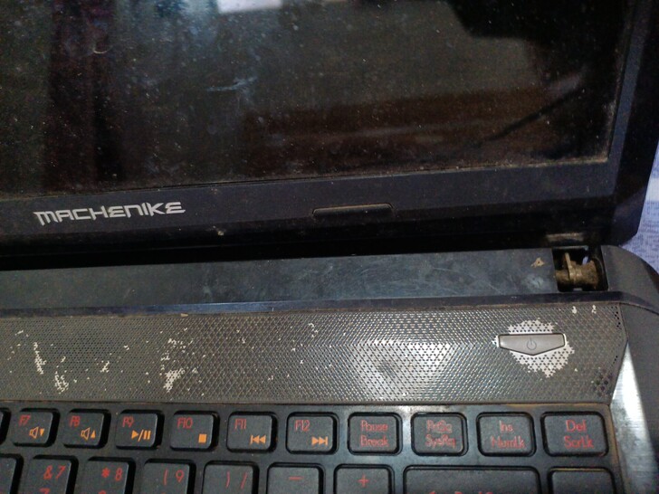 两台笔记本，一台机械师六年前5k多购买（后...