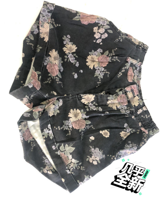 9.9元包邮   夏季女款个性小花印花短裤...