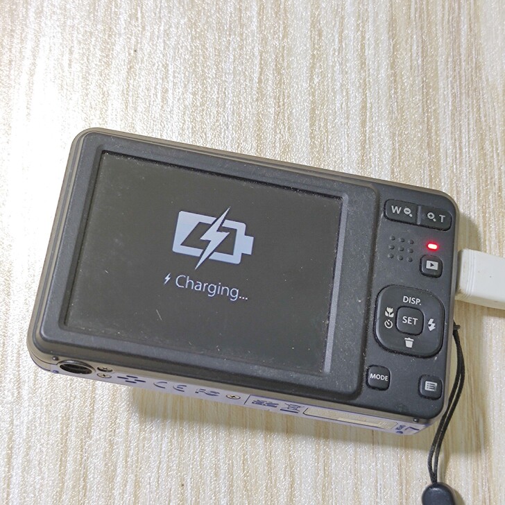 柯达FZ51数码相机,镜头出来了,充电屏幕...