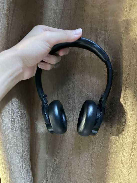 之前买的蓝牙耳机在学校用，很小折叠很方便，...