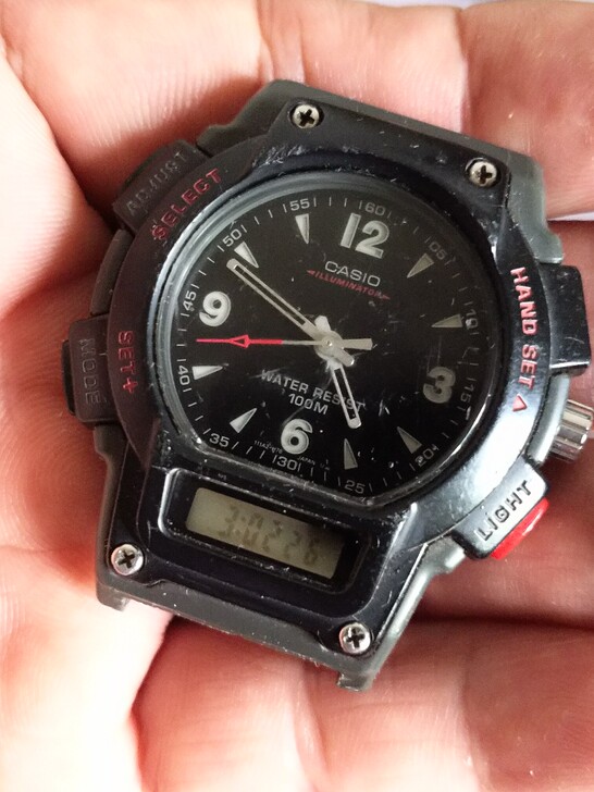 CASIO双显电子男表。