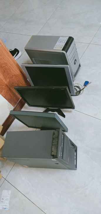 闲置电脑显示器，主机一些，线都找不到了，放...