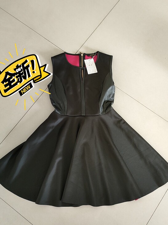 全新的小裙子，买来吊牌都没有摘掉