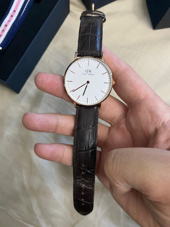正品DW手表购于本地吴悦广场专柜,包装盒配...