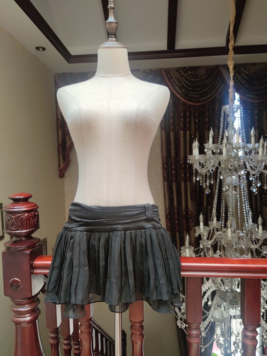 678月法国品牌专柜入全新黑色百褶短裙女团...