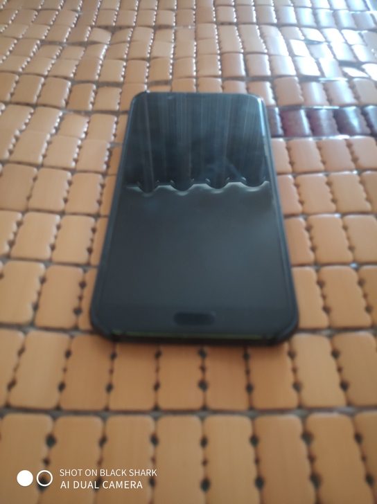 出黑鲨1代，8+128G，轻微磨损，带壳看...