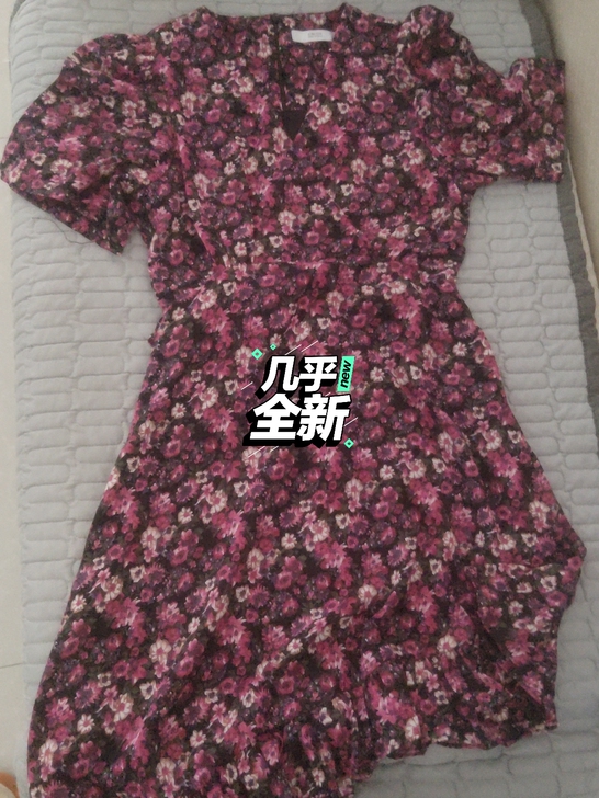 尺码偏小,适合100之内穿,低价出售,裙子...