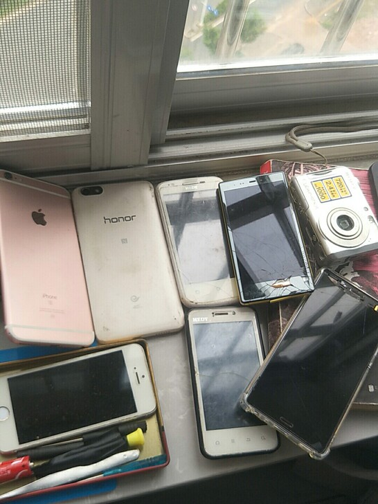 苹果手机两部，七喜手机两部。夏普和索尼各一...