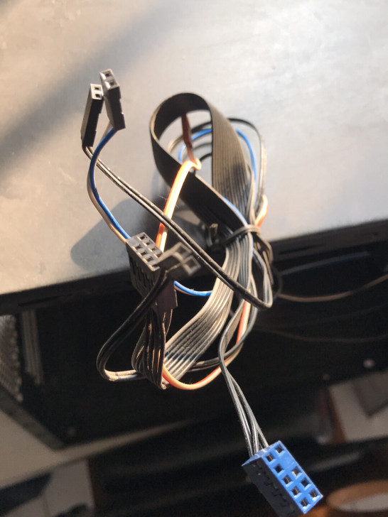 电脑机箱，可以装小板的机箱，没有电源，就是...