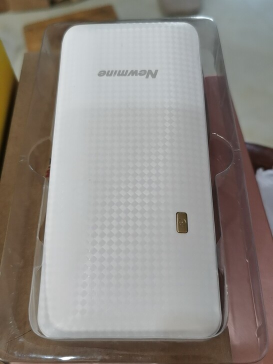 纽曼移动电源 型号A106 容量10000...