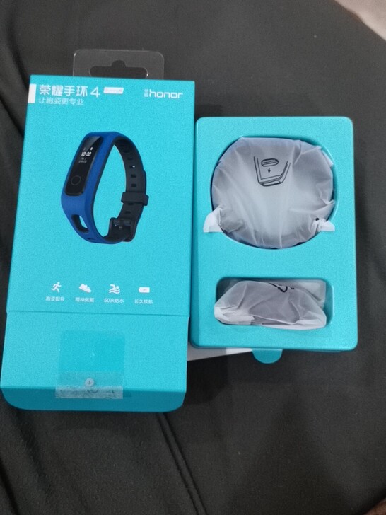 全新未使用，荣耀4手环。