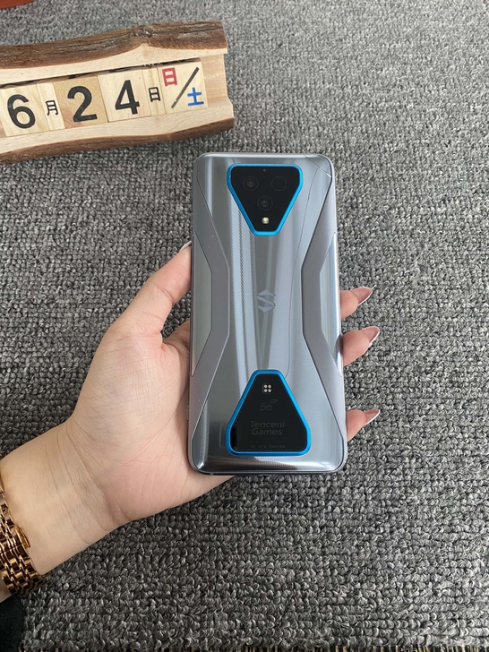 捡漏黑鲨3 银色 8+128G 9新，机器...