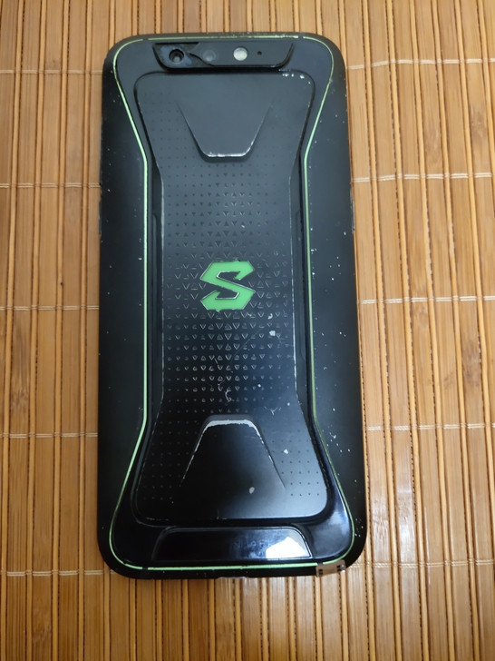 黑鲨1，128+8，8成新，有磕碰痕迹。中...