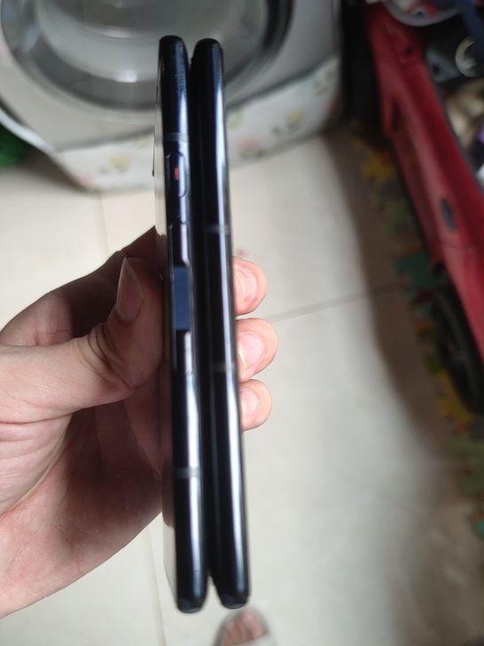 柔宇第一代折叠屏手机。屏幕坏黑屏。无拆修。...