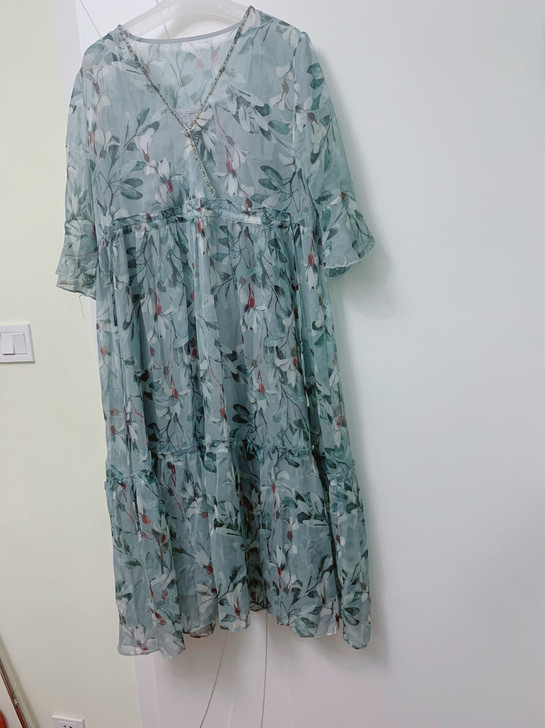 夏季碎花裙，轻薄飘逸，均码。所有衣服三件包...
