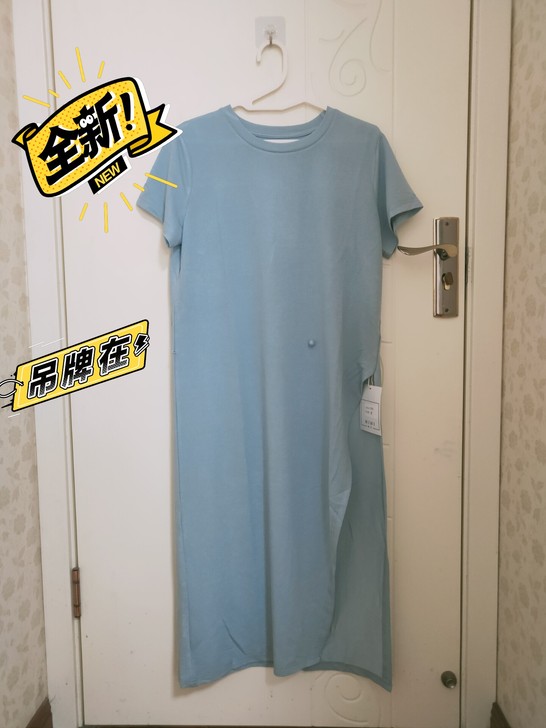 蓝色冰丝针织连衣裙。全新带吊牌。