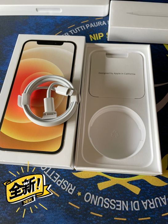 苹果原装数据线/充电线。