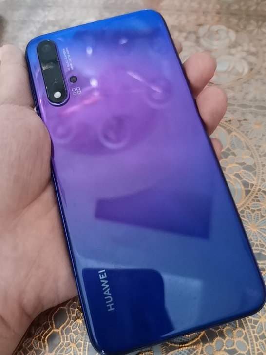 后置相机有裂痕，前面屏幕完好无损，有钢化膜...