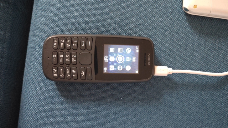 诺基亚  诺基亚功能手机一部，成色如图，功...