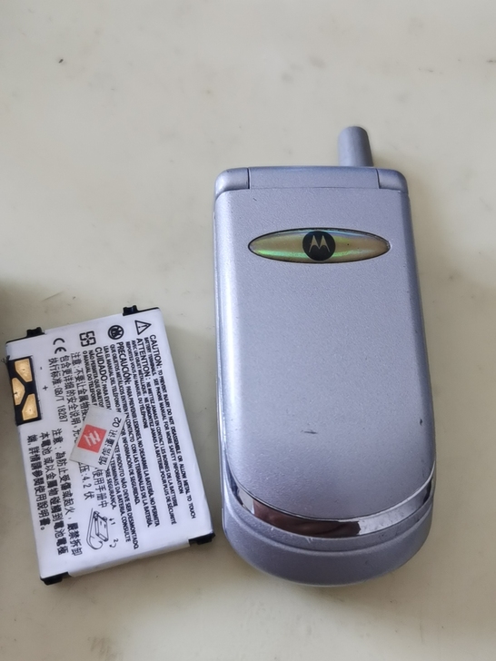 摩托罗拉翻盖小手机，功能正常，有想要的拿去...
