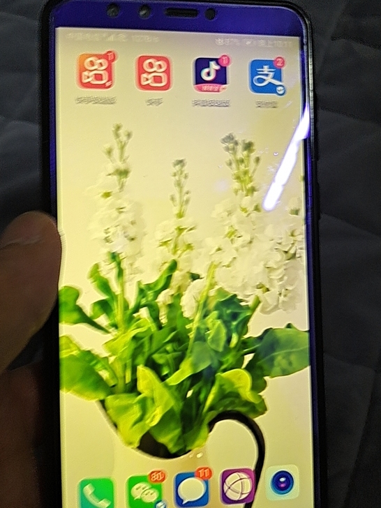 华为畅享8plus无任何拆修屏幕都是原厂的...