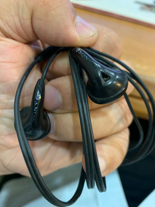 Sony e808耳机！右耳开到最大有一破...