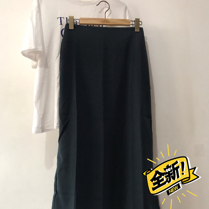 气质小姐姐的半裙 是墨绿色 很好看的颜色 ...