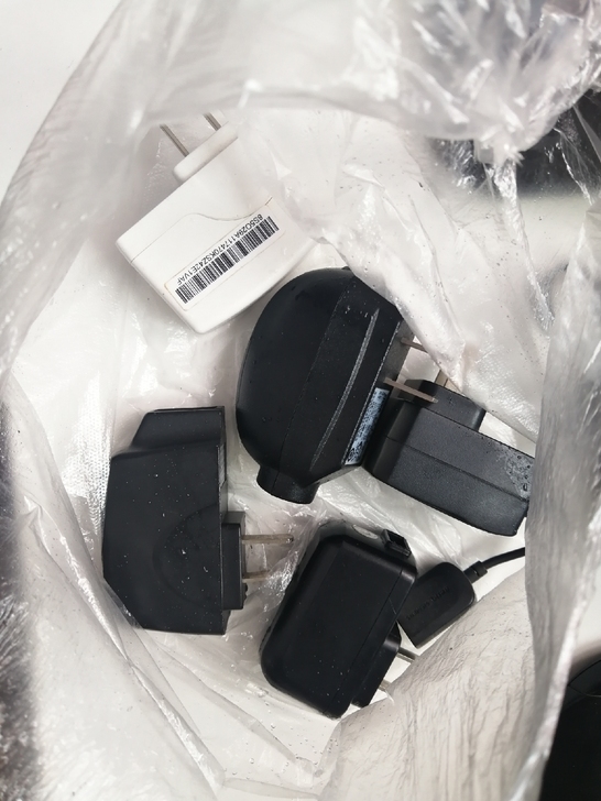 家里闲置的安卓手机充电器，只限本地面交自取...