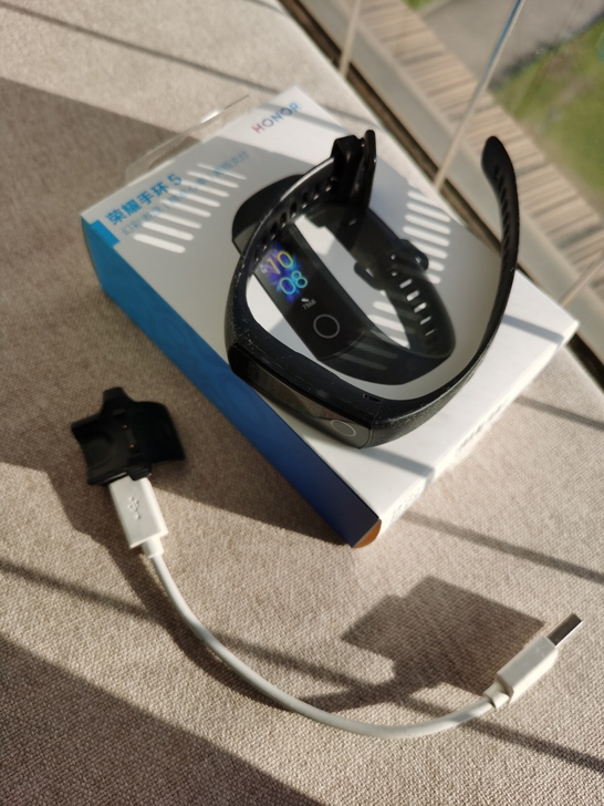 荣耀手环5标准版，无nfc、配件齐全，没怎...