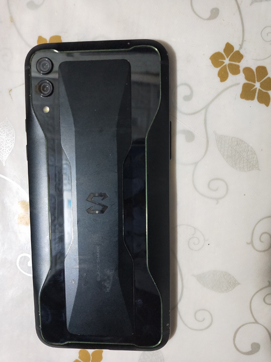 黑鲨2，功能正常皮毛一般8+256，便宜出