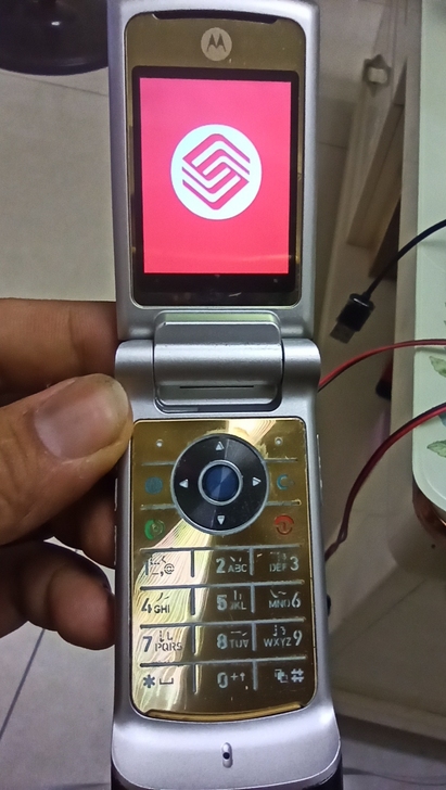 摩托罗拉k1 由于没充电线就用夹子测试开机...