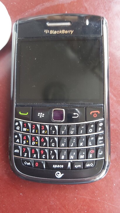黑莓9650，旧手机，功能正常。电信定制机...