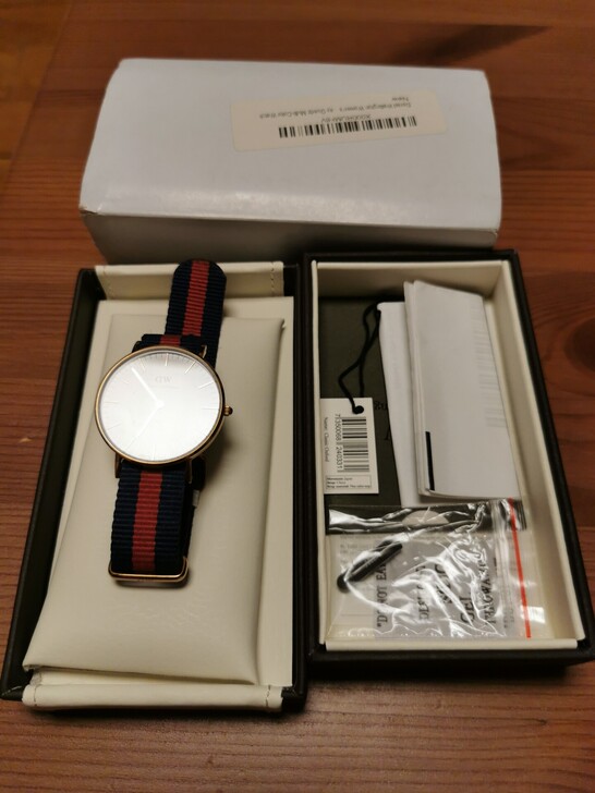 DW丹尼尔惠灵顿休闲手表，经典红蓝条表带简...