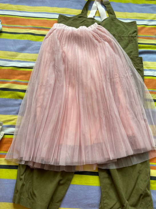 粉色纱裙，3层纱有内衬，是品牌剪标的质量好