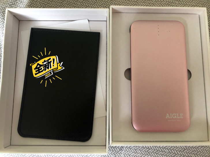 艾高 移动电源，一万毫安的，不刀，买两个包...