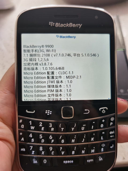 黑莓9900手机 再送一块电板