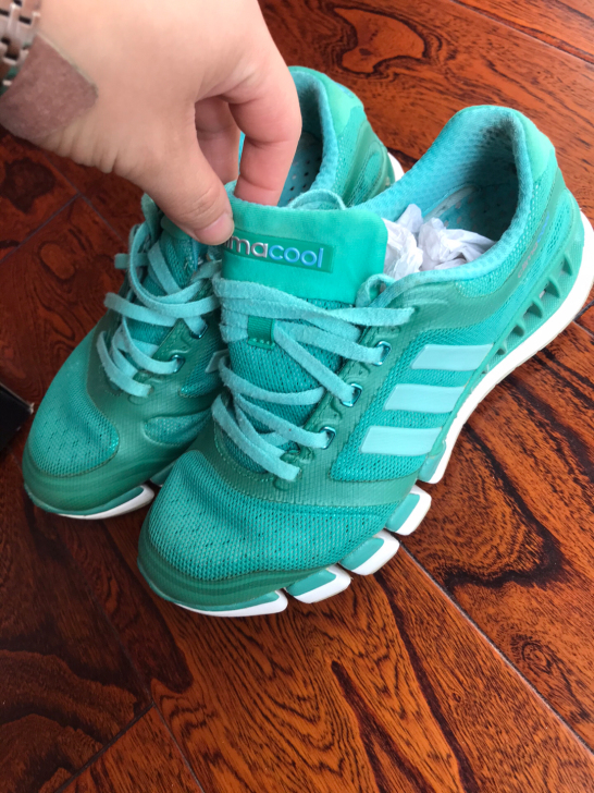 女士阿迪达斯运动鞋，穿过几次，保护很好，本...